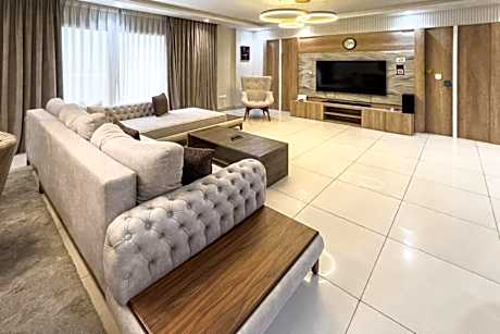 Calm & Classy 2BR - 5 min to Airport