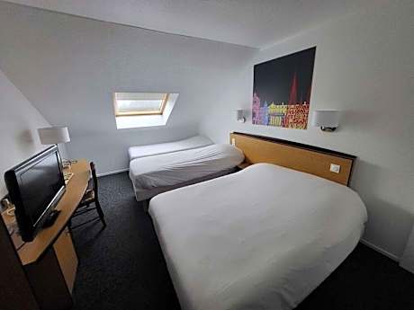 Triple Room (1 Double Bed + 1 Single Bed)