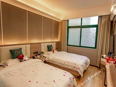 Luke Hotel (Zhoukou East Bus Station)