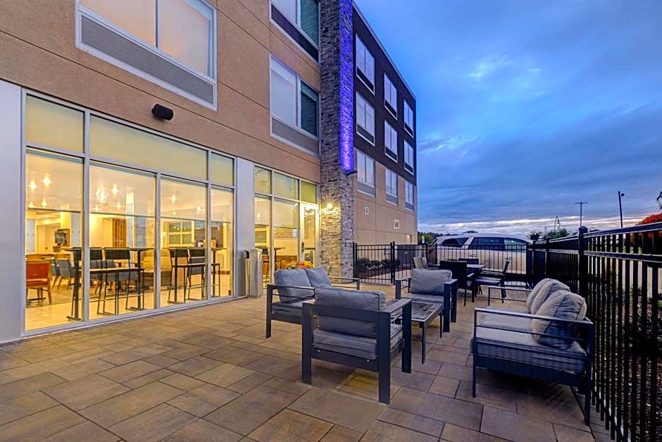 Holiday Inn Express And Suites Detroit Dearborn By IHG