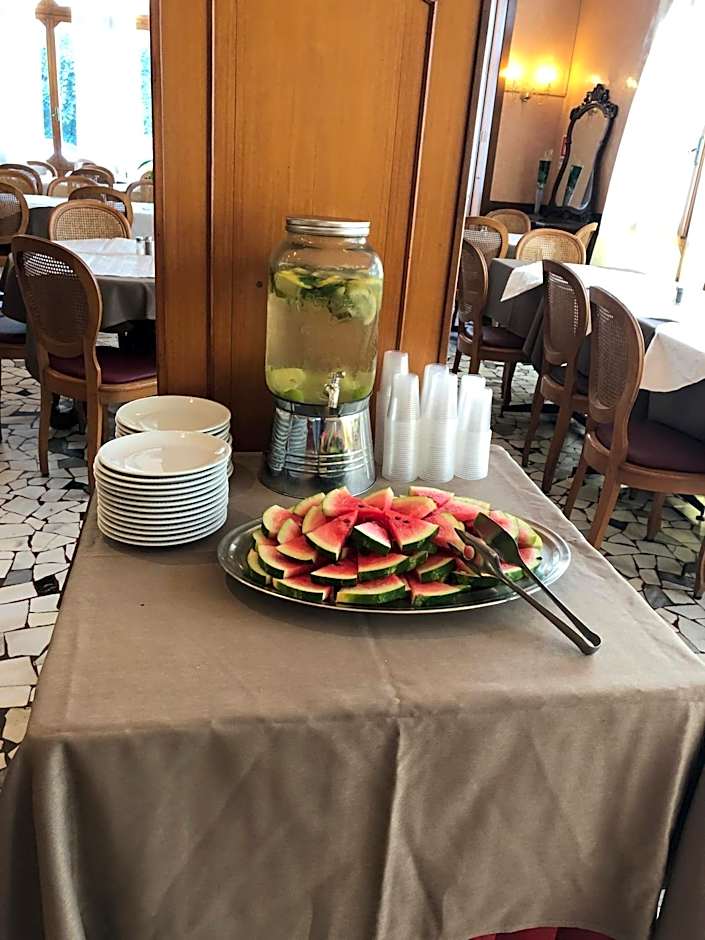 Hotel AMALFI & Restaurant Karaoke Bar