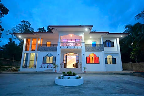 White Summerville Tourist Inn