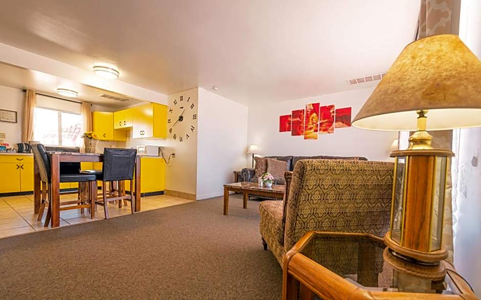 Home Style Apartments - 1 & 3 BR Suites with Full Kitchen