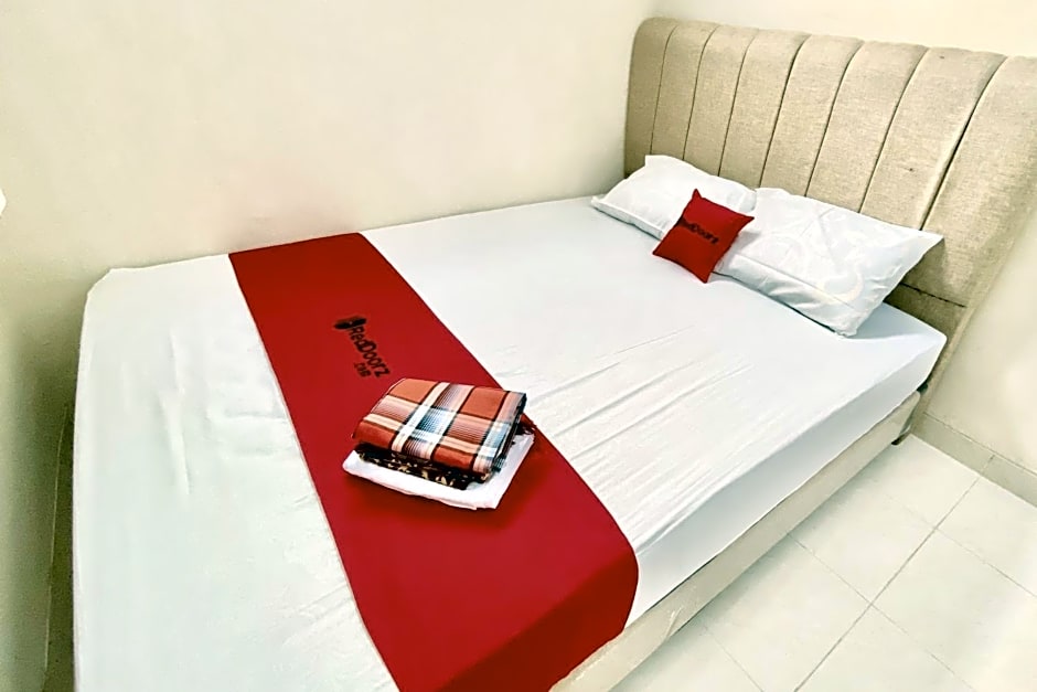 RedDoorz Syariah near Universitas Mercu Buana Kamp