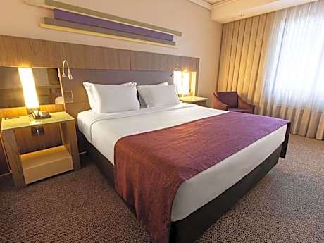 Luxury Room - One Queen Bed