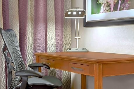 2 Queen Mobility/Hearing Accessible Ri Shwr