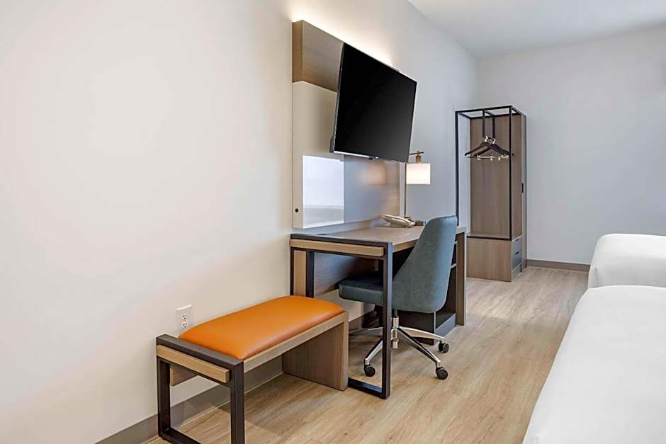 Comfort Inn & Suites Newark Liberty International Airport