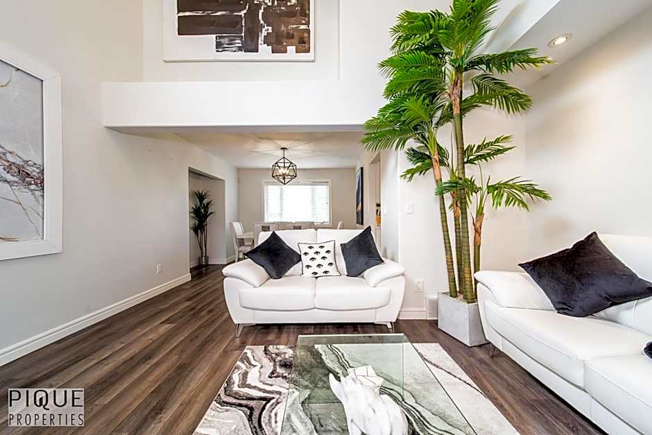 LUXURIOUS 6 Bed Home I Fireplace I near Sports Park I with Double Garage & Fast WiFi!