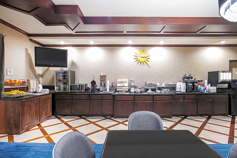 La Quinta Inn & Suites by Wyndham DFW Airport West - Euless