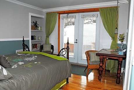Deluxe Queen Room with Terrace and Sea View