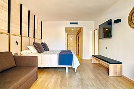 DOUBLE ICONIC WITH BALCONY 2 ADULTS + 1 CHILDREN