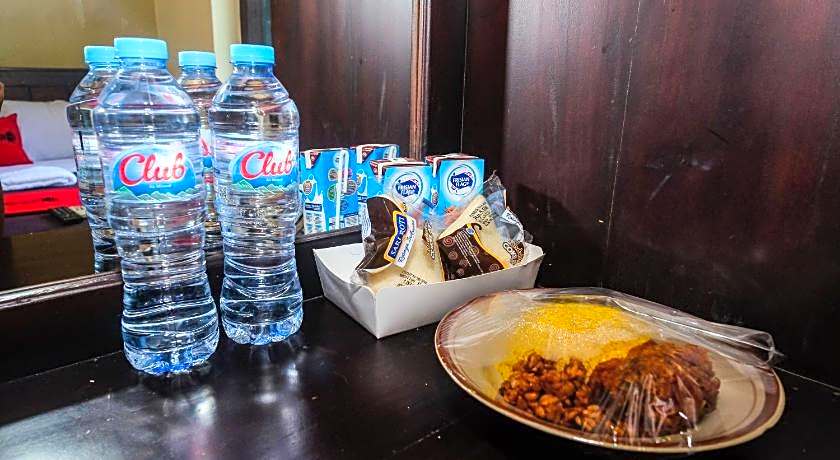 RedDoorz @ Hotel Rich Parepare near Pantai Mattirotasi