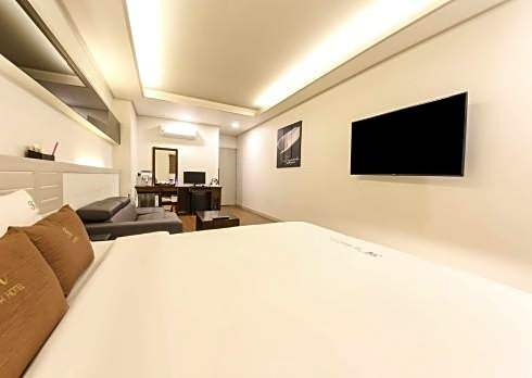 H  Hotel