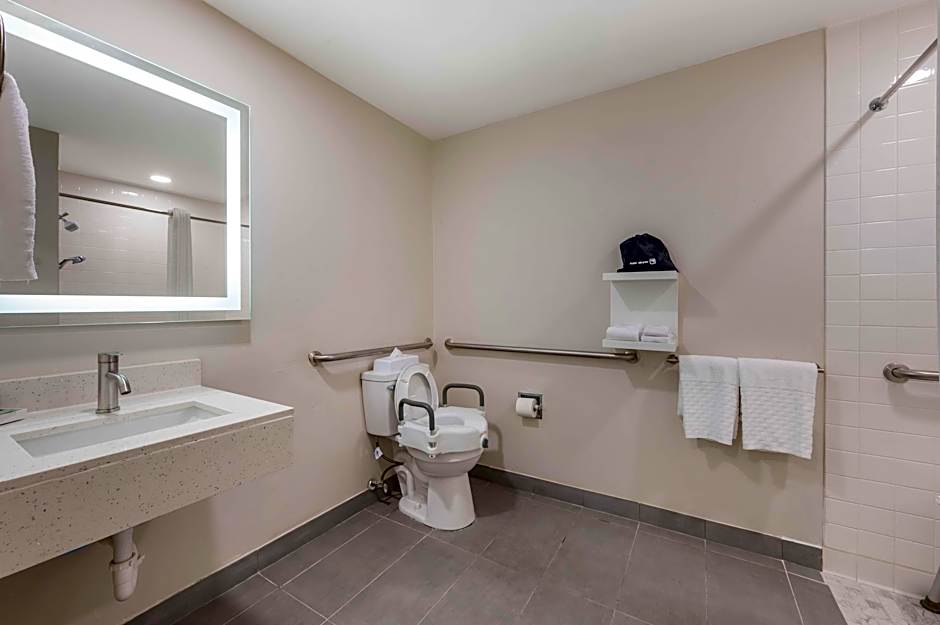 Photo 1 of 6 of 1 Queen Bed, Hearing/Mobility Accessible