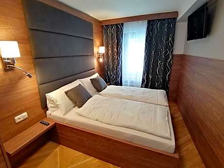 One-Bedroom Apartment with Courtyard View