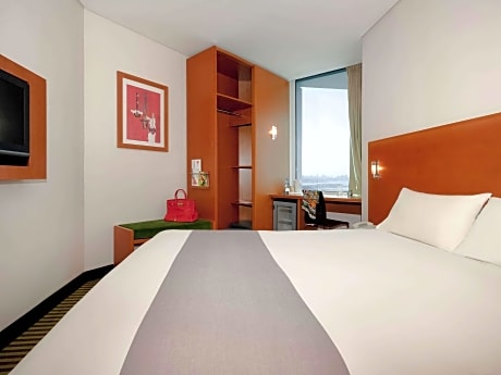 Sea view room with 1 double bed equipped with the new bedding