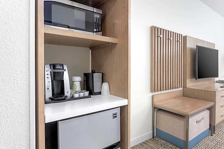 Photo 1 of 4 of Standard 1 King Bed, Mobility Accessible, Roll in Shower