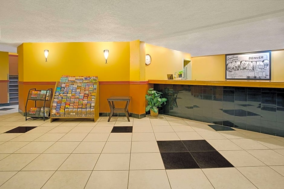 Super 8 by Wyndham Denver Stapleton