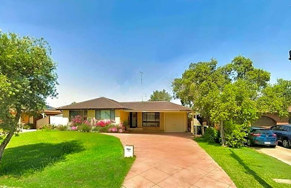 Cheerful 4 Bedrooms With Free Parking