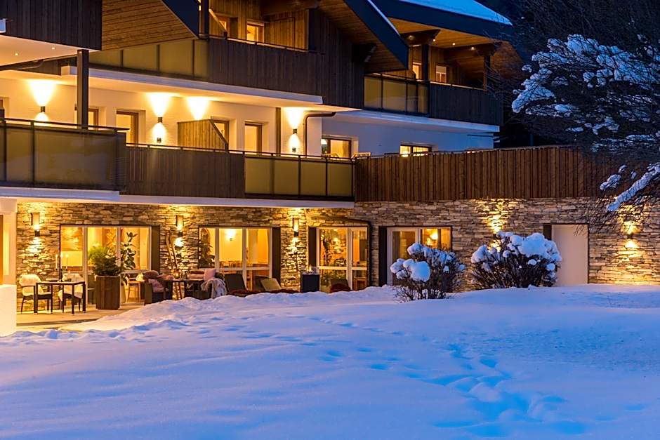 Aparthotel Familiaris - Family Apartments - Pools & Spa in Dolomites