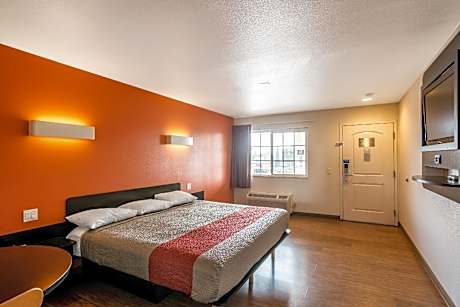 1 King Bed | Smoking, Micfridge