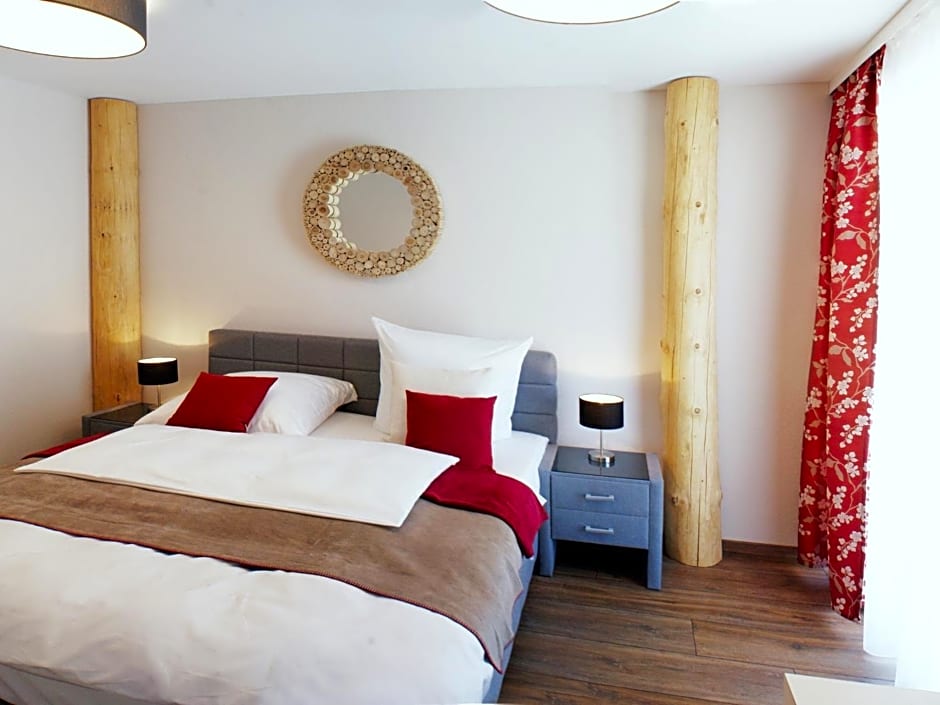 R & J Hotel