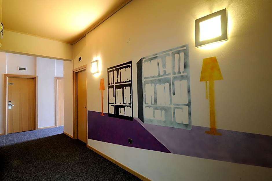 Photo 1 of 7 of Single Room