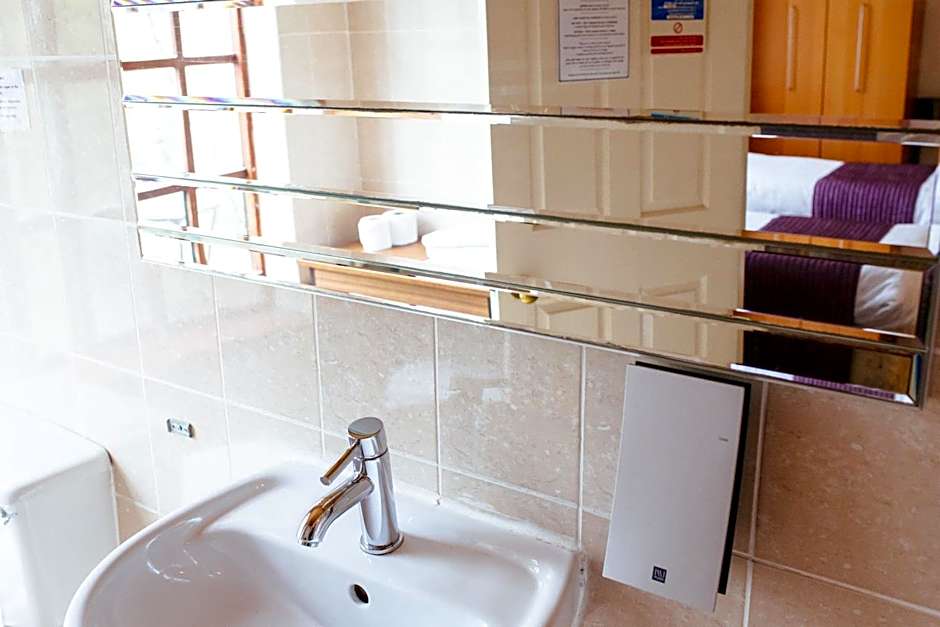 Pymgate Lodge Airport Hotel