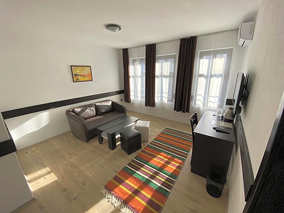 Апартхотел "Старият Град" в етнографски комплекс