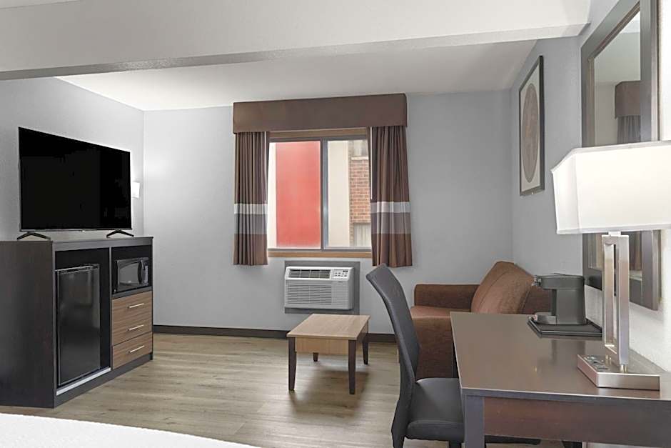 Ramada by Wyndham Cedar Rapids South