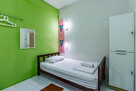 Standard Twin Room with Shared Bathroom