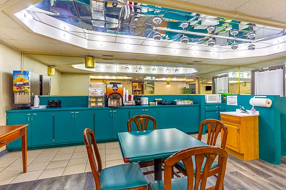 Econo Lodge & Suites Clarksville near Governors Square Mall