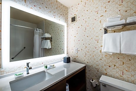 Queen Room - Non-Smoking
