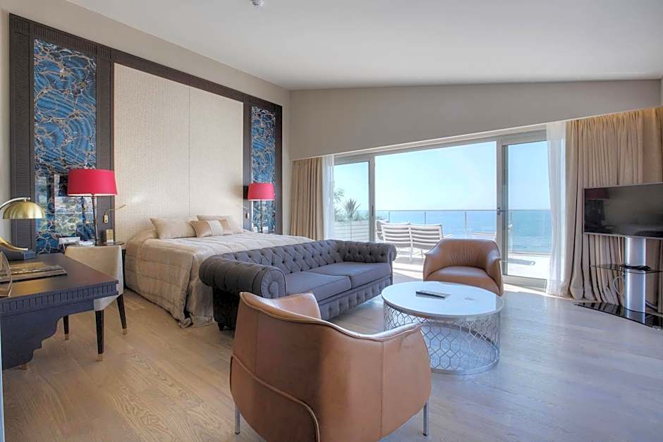 Charisma De Luxe Hotel