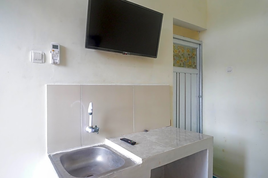 RedDoorz Syariah near Universitas Slamet Riyadi Solo