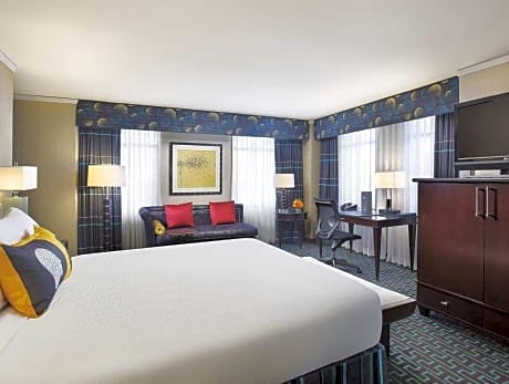 1 King 1 Bedroom Suite Accessible Tub
