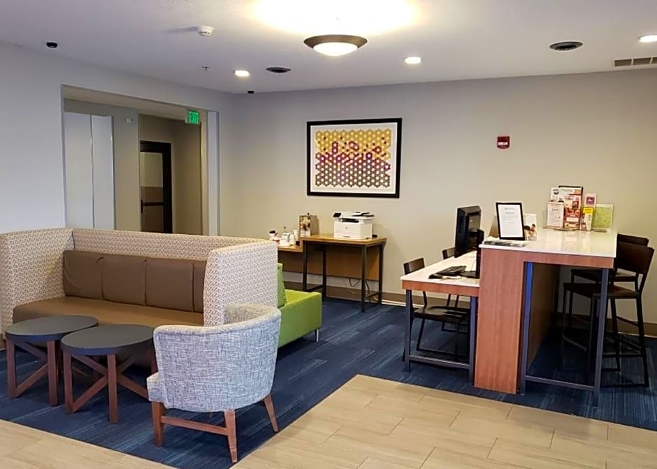 Holiday Inn Express & Suites Lincoln Airport By IHG