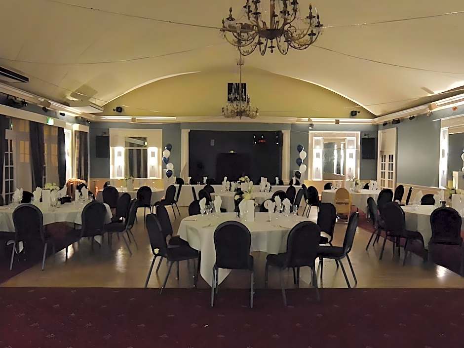 The Broadway Hotel and Carvery