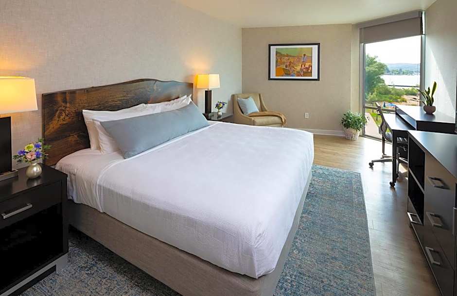 Photo 1 of 2 of 1 King Bed, Sea View