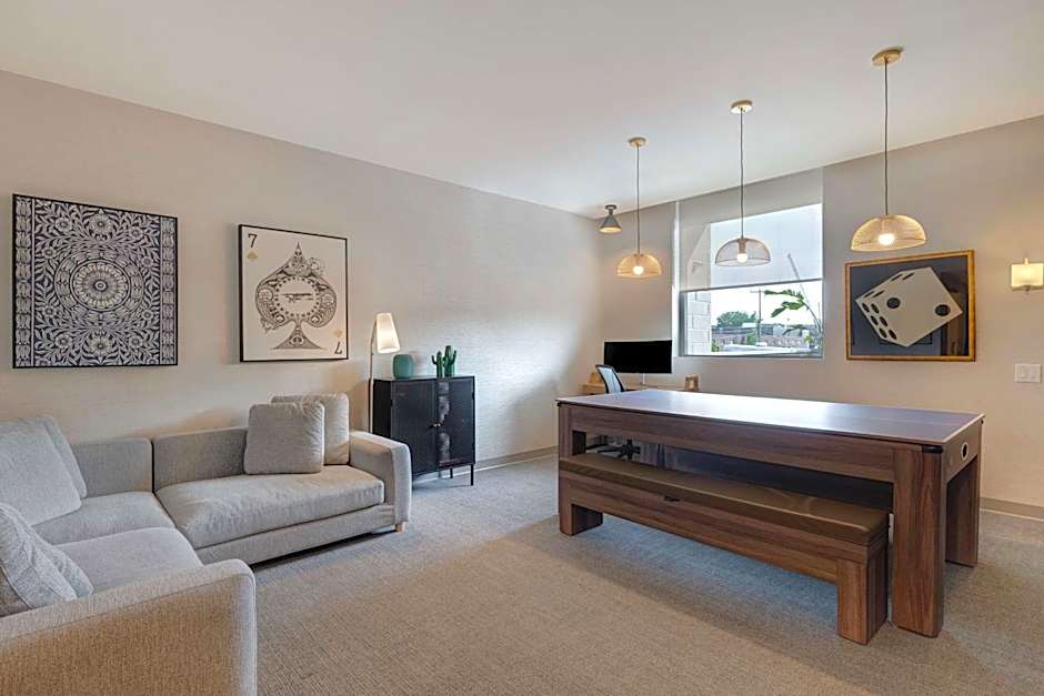 Home2 Suites by Hilton Montreal Dorval, QC