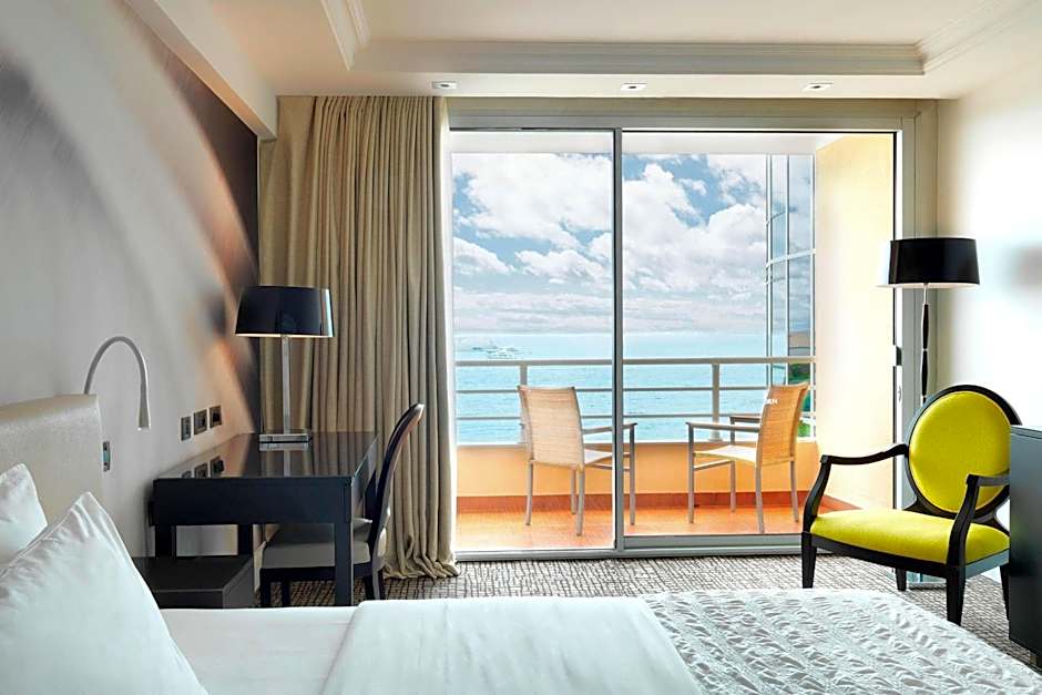 Le Meridien Beach Plaza