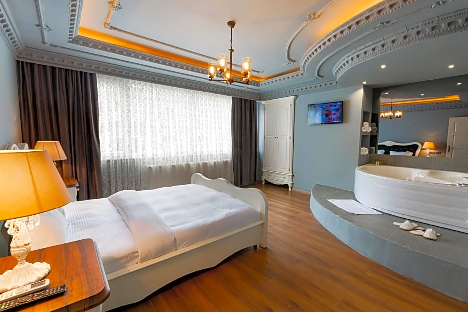REAL KiNG SUiTE HOTEL