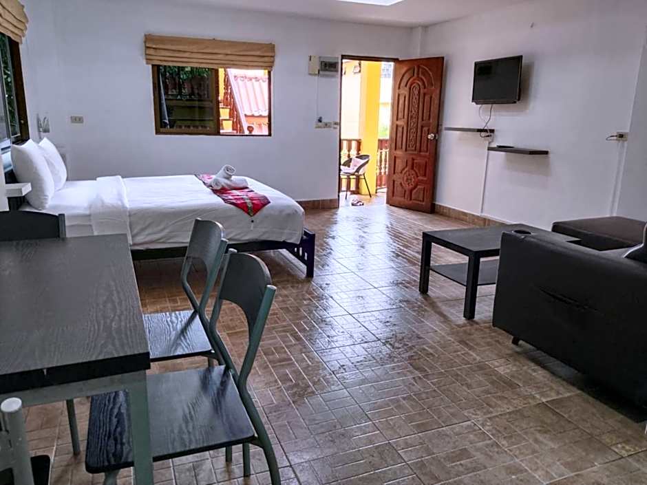 Phratamnak Inn - 100 meter from Beach