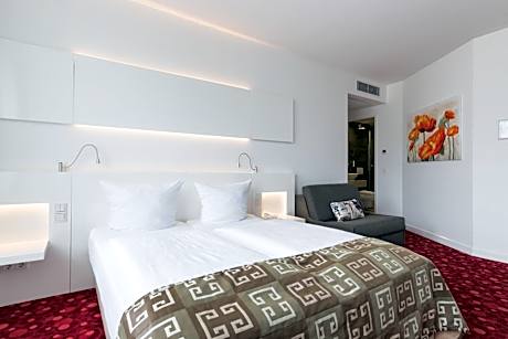 Deluxe Room (2 Adults + 1 Child)