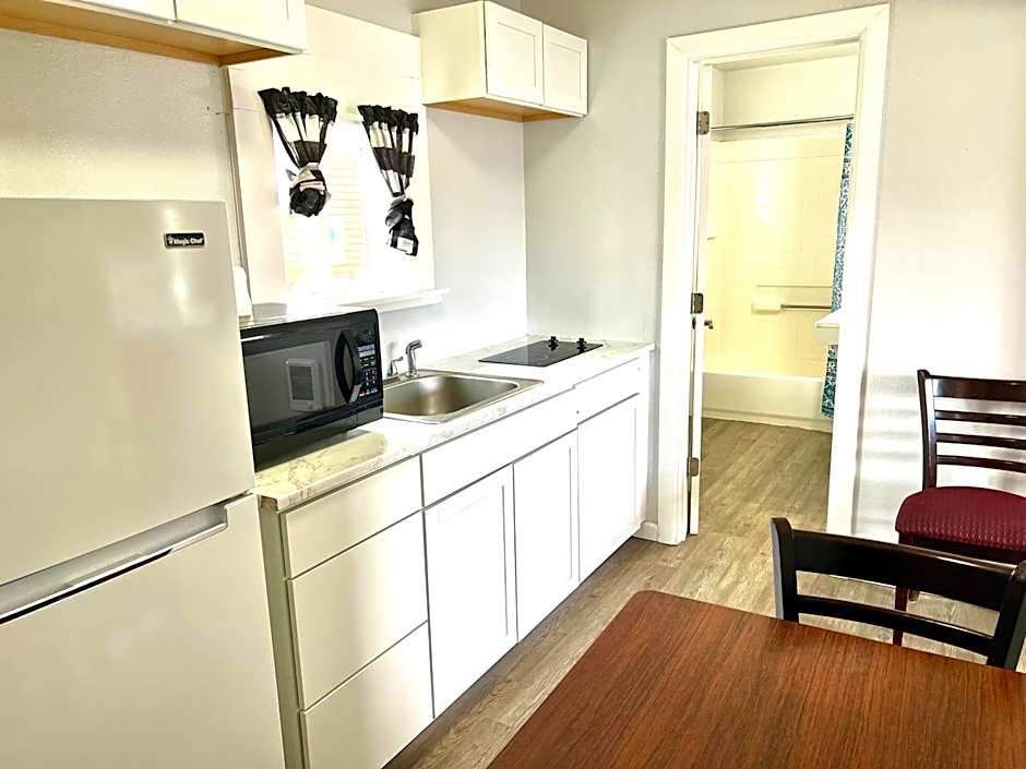 Royal Gateway Motel by OYO