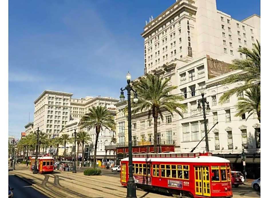 Amazing Condos Beautiful View 2 Blocks To French Quarter, Small Rooftop Pool, Gym, Seanger Theater, Super Dome, And Bourbon St
