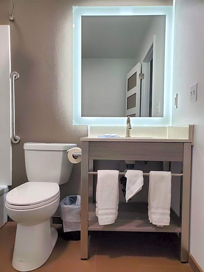 Seven Seas Inn & Suites