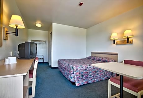 1 Queen Bed-Accessible-Nonsmoking-Free Wifi- Cable Tv-Espn-Showtime-Desk With Lamp-Grab Bars