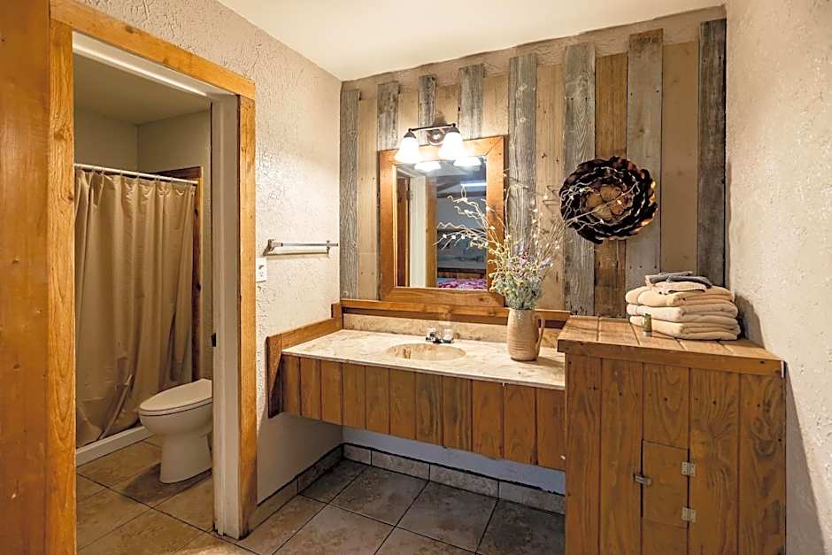 The Historic Leakey Inn