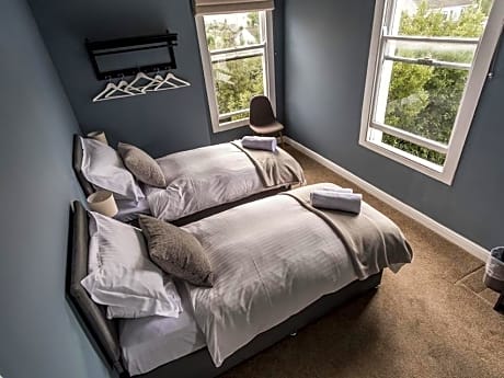 Standard Twin Room with Shared Bathroom